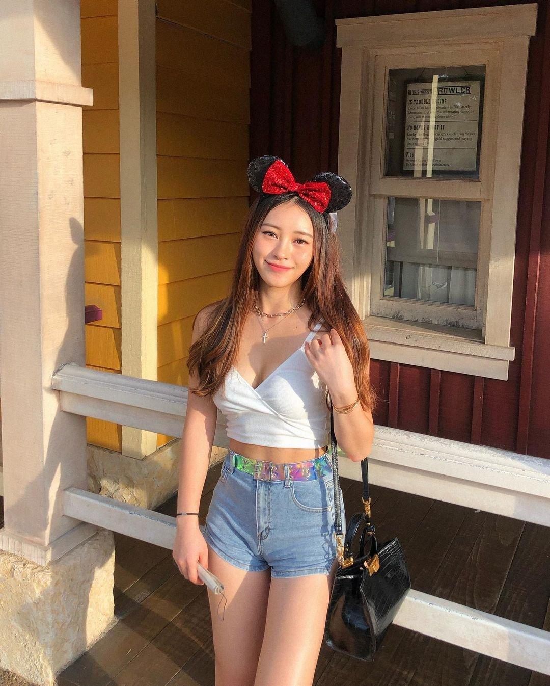 katrinayuxx可爱发饰小露乳沟