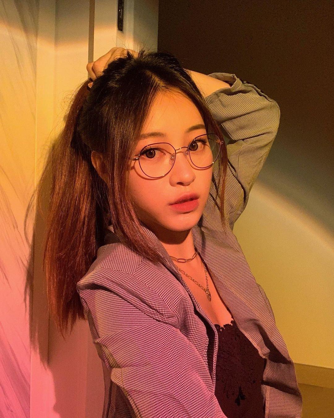 带眼镜的katrinayuxx气质非凡